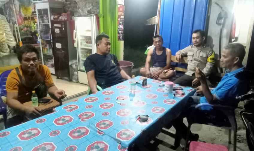 Sambang Malam Hari, Bhabinkamtibmas  Jalin Silaturahmi dan Sampaikan  Imbauan kepada Warga Binaan 