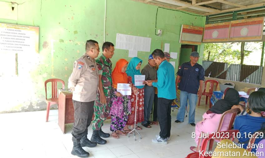Bhabinkamtibmas Polsek Lebong Utara Hadiri Pembagian BLT DD Ekstrim di Desa Selebar Jaya
