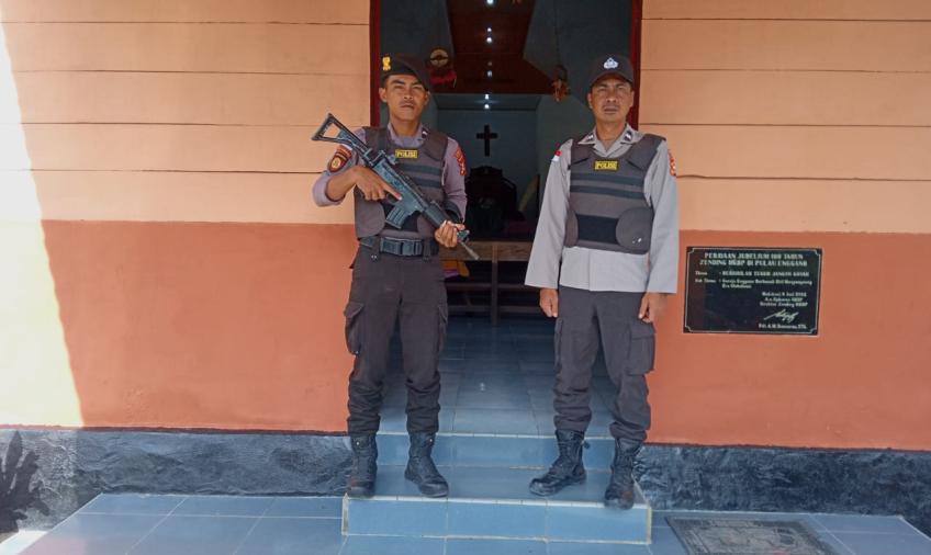 Pastikan Aman, Personel Polsek Enggano Laksanakan Pengamanan Ibadah di Gereja