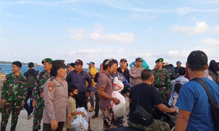 Berikan Rasa Aman, Kapolsek Bersama Personel Melaksanakan Pengamanan Kedatangan Kapal Penumpang