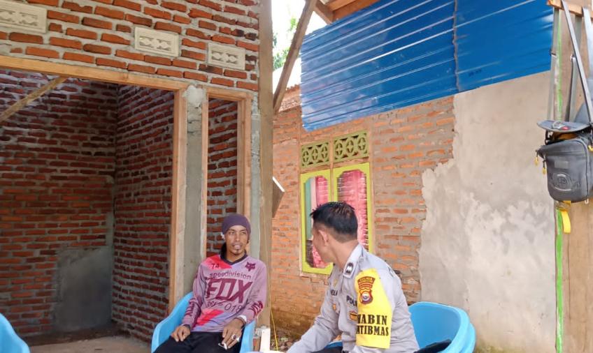 Sambangi Warga Binaannya, Bhabinkamtibmas Polsek Batik Nau Sampaikan Imbauan Kamtibmas