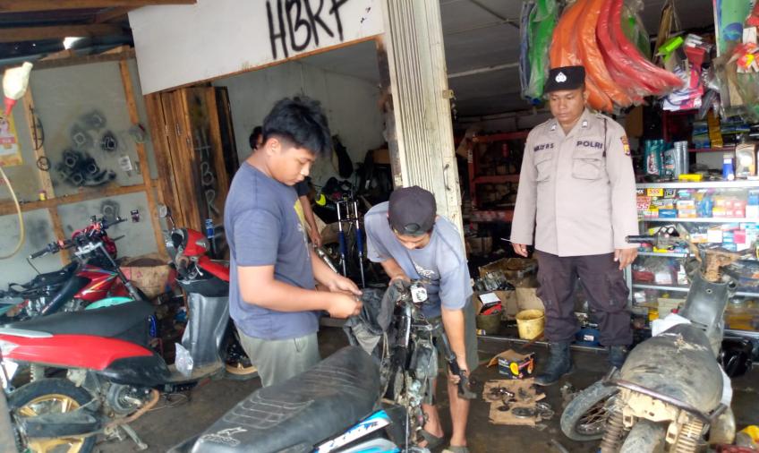 Anggota Polsek Padang Jaya Patroli Dialogis di Bengkel Sepeda Motor