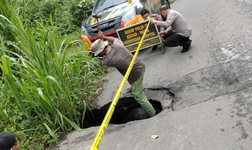 Polsek Rimbo Pengadang Pasang Rambu-Rambu Imbauan dan Police Line di Jalan Amblas