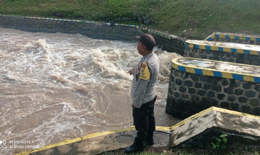 Patroli, Personel Polsek Seluma Pantau Debit Air di Bedungan