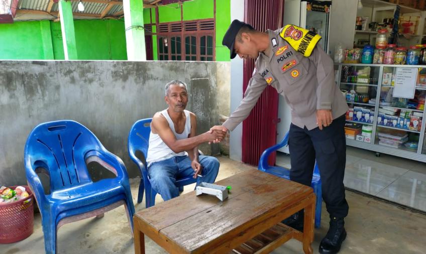 Gelar Patroli Sambang Rutin, Bhabinkamtibmas Sampaikan Imbauan Kamtibmas 