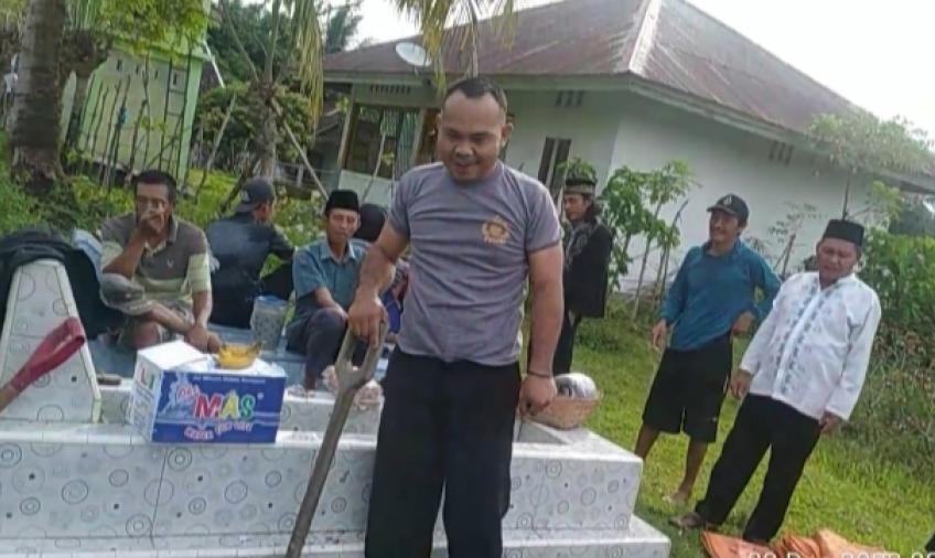 Melayat ke Rumah Warga Binaannya, Bhabinkamtibmas Polsek Kaur Tengah Bantu Persiapkan Pemakaman 