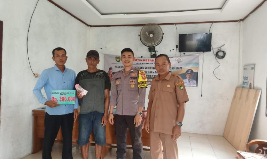 Babinkamtibmas Polsek Seginim Monitoring Penyaluran BLT DD Tahap 7 di Desa Kebanjati 