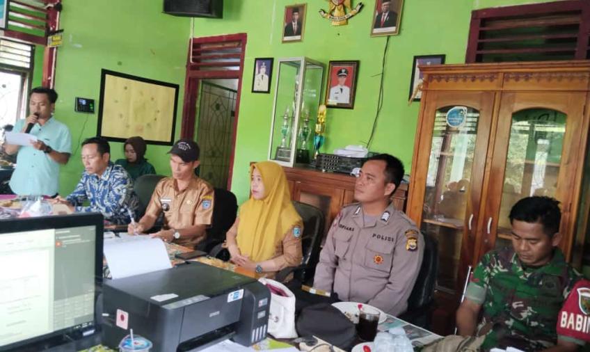 Kanit Binmas Bripka Sofian Efendi Lakukan Pendampingan Penyaluran Dana BLT DD