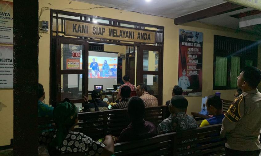 Eratkan Silaturahmi, Polsek Giri Mulya Nobar Wayang Kulit Bersama Warga