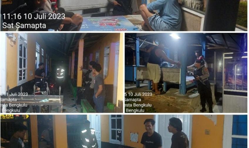 Patroli Mobiling, Sat Samapta Polresta Bengkulu Sampaikan Pesan Kamtibmas kepada Warga yang Memarkirkan Kendaraannya Diluar