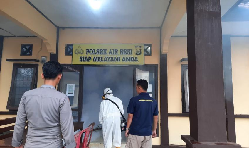 Cegah Berkembangnya DBD, Polsek Air Besi Melakukan Fogging