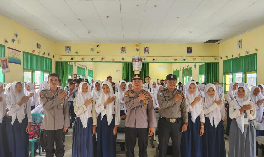 Kapolsek Semidang Alas Bersama Anggota Hadiri Kegiatan Penyuluhan Hukum Di SMA N 04 Seluma