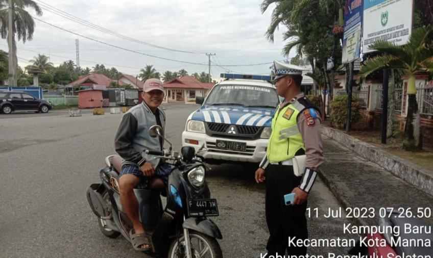 Sat Lantas Polres BS Berikan Teguran Simpatik kepada Pengguna Sepeda Motor yang Tak Pakai Helm 