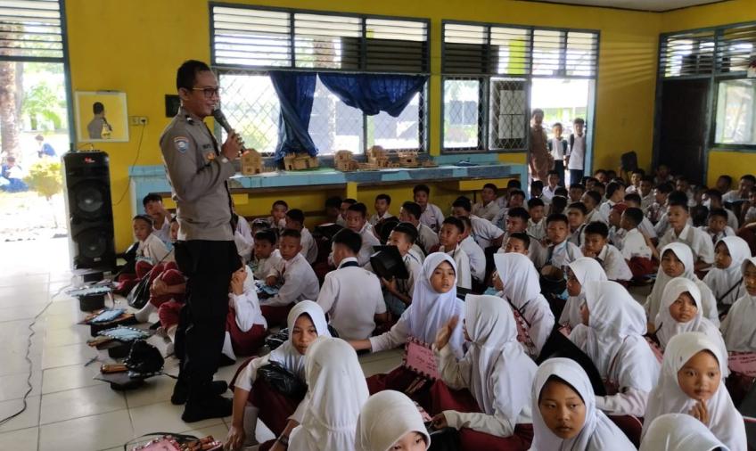 Polsek Pino Raya Laksanakan Penyuluhan Tata Tertib Berlalu Lintas di SMPN 05 BS
