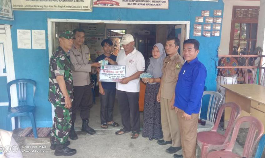 Bhabinkamtibmas Polsek Lebong Selatan Hadiri Pembagian BLT DD Tahap 2 di Desa Karang Dapo Bawah