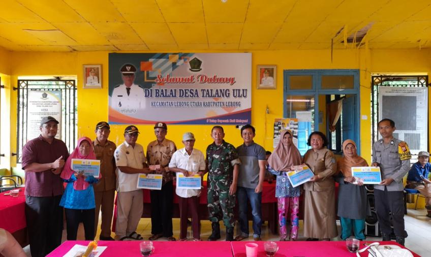 Bhabinkamtibmas Polsek Lebong Utara Hadiri Pembagian BLT DD Kemiskinan Ekstrim di Desa Talang Ulu