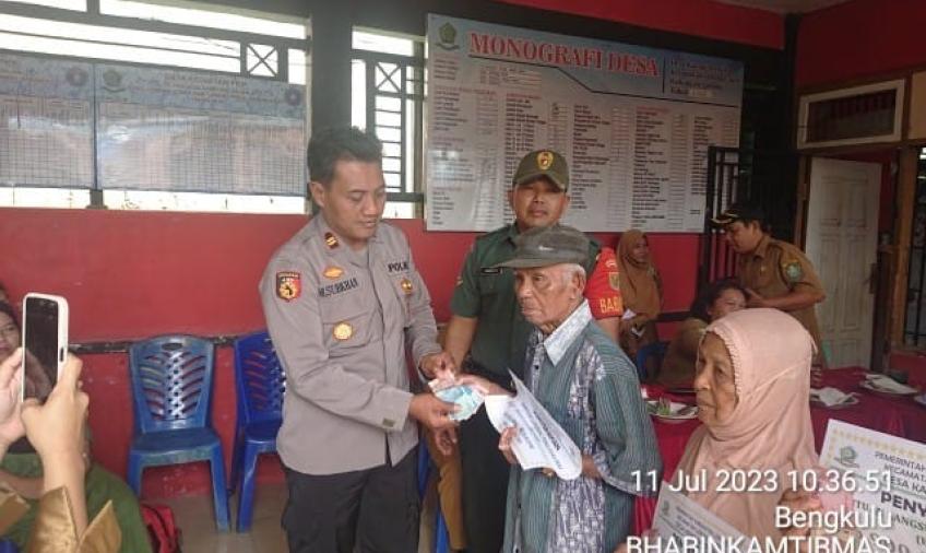 Kapolsek Lebong Utara Hadiri Pembagian BLT DD di Desa Kampung Dalam