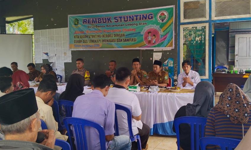 Dukung Percepatan Penanganan Stunting, Bhabinkamtibmas Polsek Lebong Atas Hadiri Kegiatan Sosialisasi di Desa Daneu
