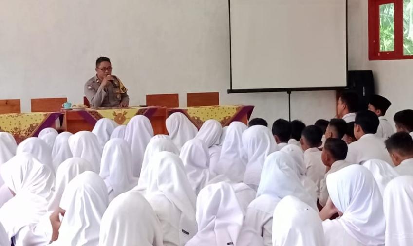 Cegah Paham Radikalisme, Bhabinkamtibmas Polsek Padang Jaya Beri Sosialisasi di Sekolah
