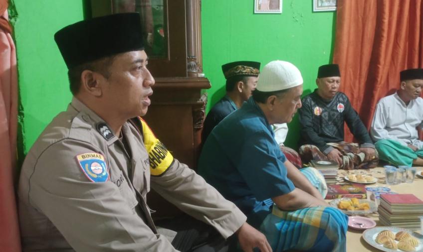 Bhabinkamtibmas Polsek Teluk Segara Ikuti Malam Tahlilan dan Yasinan Hari ke Dua
