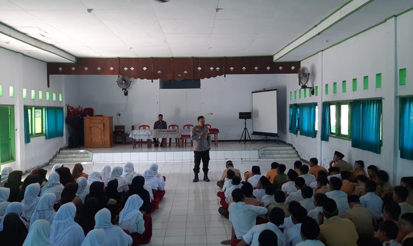 Bhabinkamtibmas Polsek Seginim Sampaikan Penyuluhan Hukum di MTSN 02 Bengkulu Selatan  