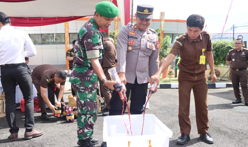 Kapolres Lebong Hadiri Pemusnahan Barang Bukti di Kejari Lebong