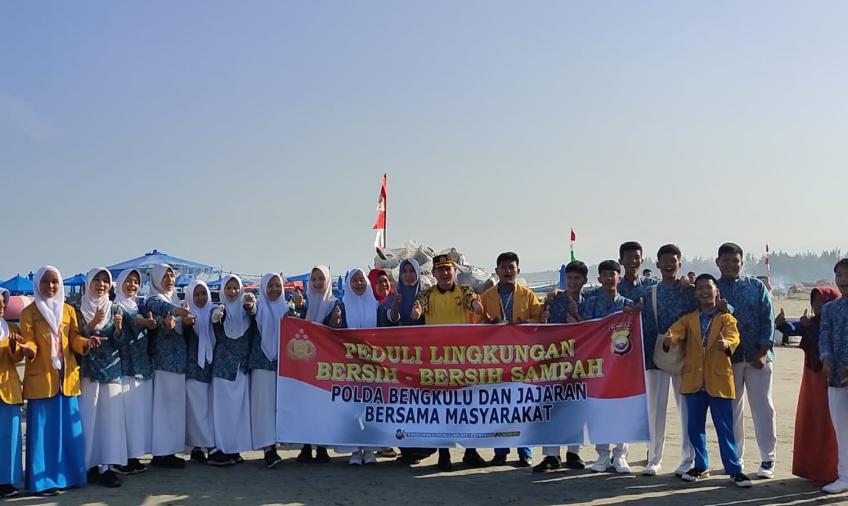 Peduli Lingkungan, Polisi, Warga, dan Pelajar Bersih-Bersih Pantai Zakat