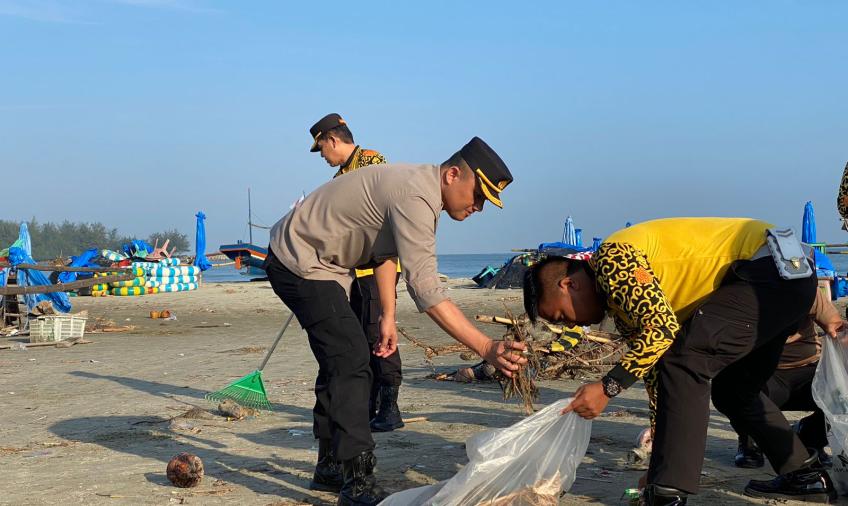 Peduli Lingkungan, Polda Bengkulu dan Polresta Bersihkan Kawasan Pantai Zakat