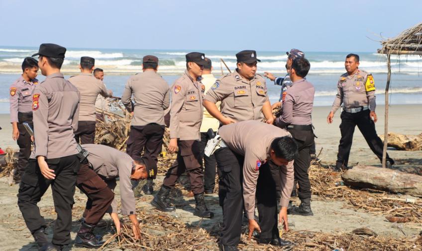 Sinergi, Personel Polres Seluma Bersihkan Sampah Pantai Desa Pasar Seluma