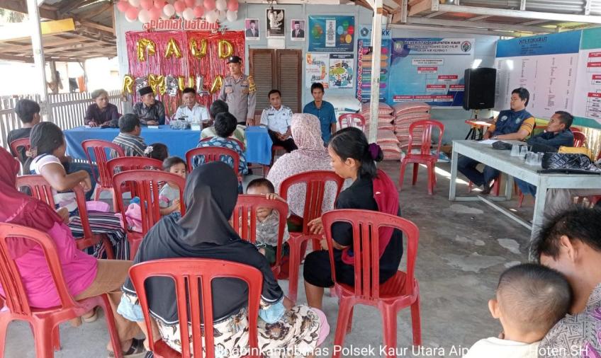 Bhabinkamtibmas Polsek Kaur Utara Hadiri Penyaluran BLT DD di Desa Padang Guci Hilir