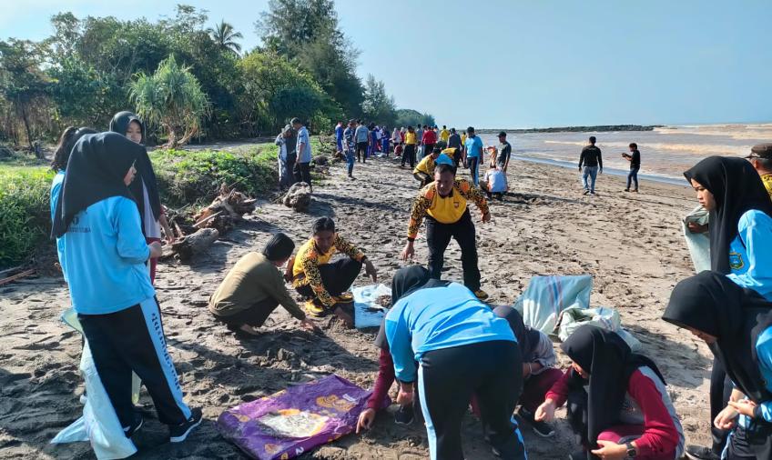 Polsek Ketahun Gelar Bakti Sosial Bersih-Bersih Lingkungan di Pesisir Pantai Terapik Ketahun