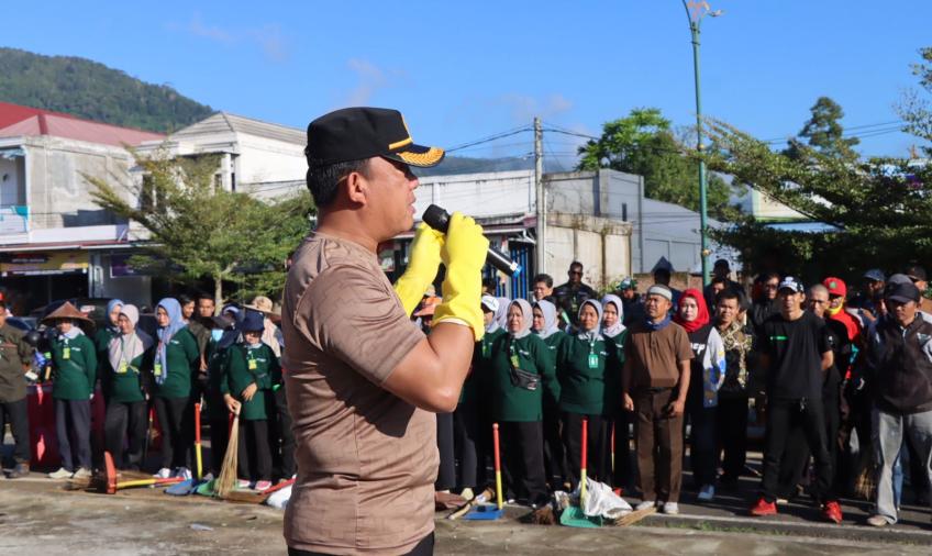Peduli Lingkungan, Polres Lebong dan Polsek Jajaran Bersih-Bersih Lingkungan Umum