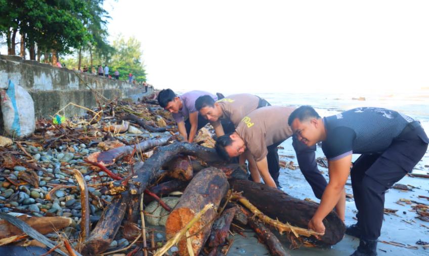 Bentuk Kepedulian Terhadap Kebersihan Lingkungan, Polres BS Bersama Instansi Terkait Melakukan Kebersihan di Pantai Pasar Bawah