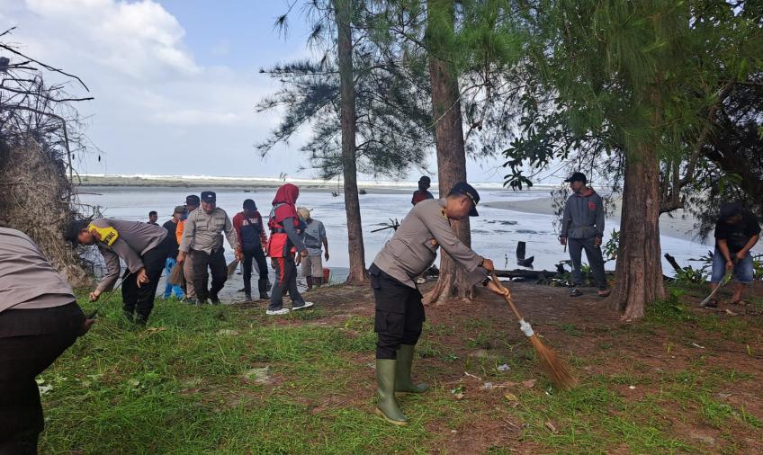 Peduli Lingkungan, Polsek Sukaraja Bersihkan Sampah di Pantai Muara Siabun