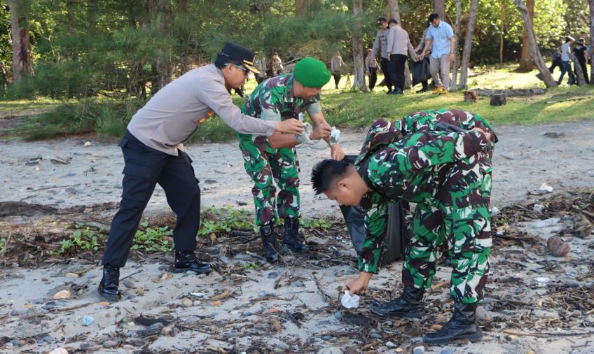 Polres Mukomuko Bersama Seluruh Elemen Masyarakat Bersih Bersih Sampah di Pantai Pandan Wangi