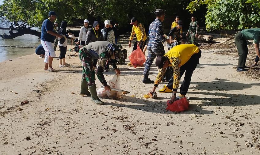 Polisi Bersama TNI Dan Masyarakat Bersih-Bersih Pantai, Wujud Peduli Lingkungan