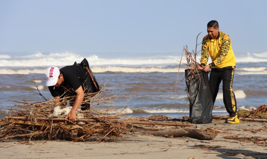 Peduli Terhadap Kebersihan Lingkungan Pantai, Polres Bengkulu Utara Bersih Bersih Sampah