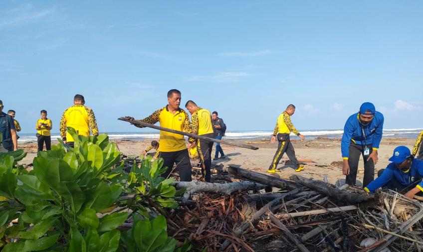Program Polri Peduli Lingkungan, Polsek Lais Bersama Polres Bengkulu Utara Bersihkan Pantai Tapak Batu