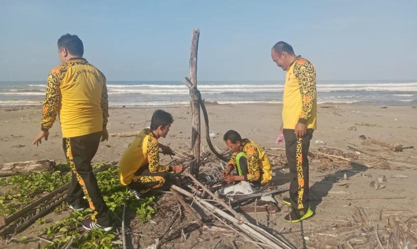 Peduli Lingkungan, Personel Polsek Air Besi Ikut Bersihkan Pantai Lais