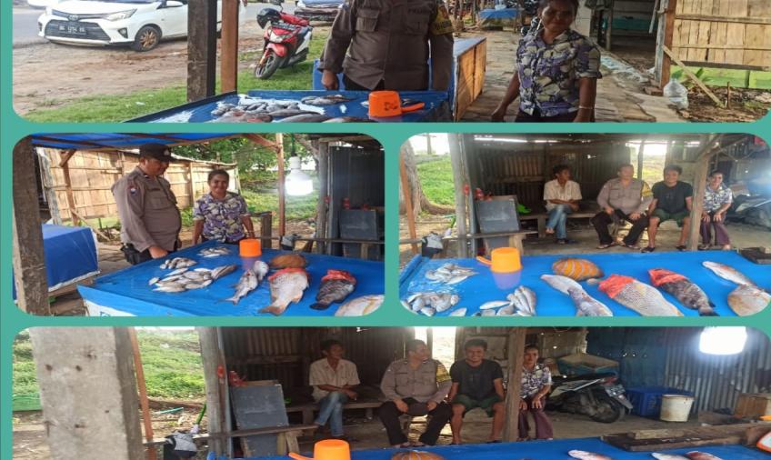 Sambangi Pedagang Ikan, Personel Polsek Teluk Segara Sampaikan Imbaun Kamtibmas
