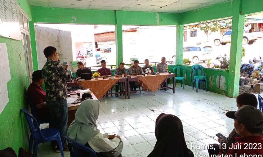 Bhabinkamtibmas Polsek Lebong Utara Hadiri Monev Pembangunan Jalan Usaha Tani di Desa Air Kopras