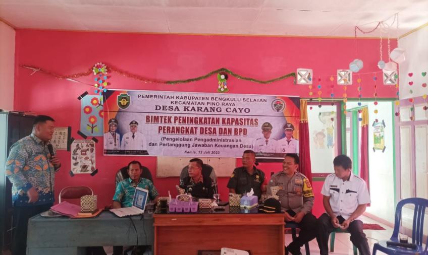 Bhabinkamtibmas Polsek Pino Raya Hadir dalam Bimtek Peningkatan Kapasitas Perangkat Desa dan BPD desa Karang Cayo