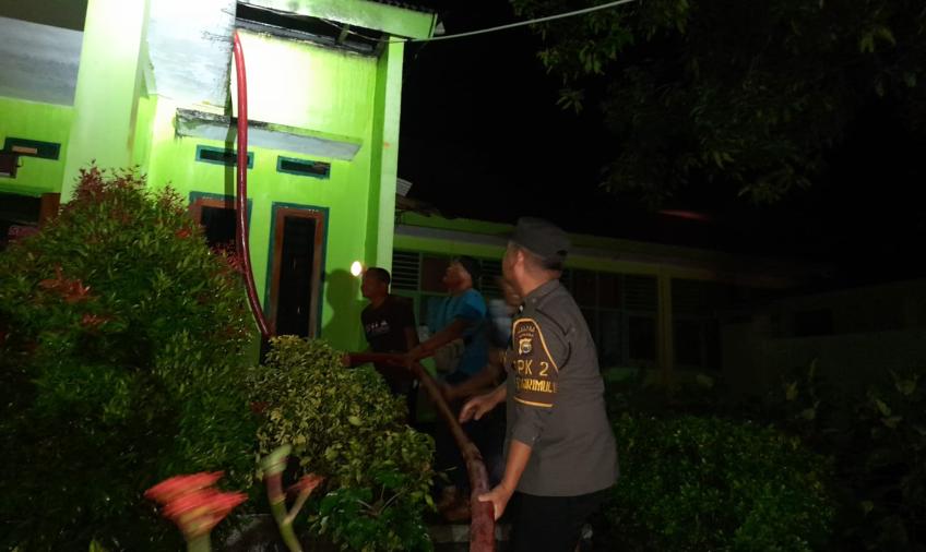 Quick Respon Polsek Giri Mulya Bantu Pemadaman Kebakaran di SMAN 9 BU