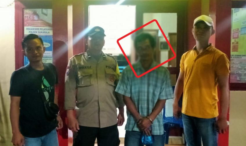 Seluma - Pria berinisial BS (43) yang merupakan karyawan swasta warga Kecamatan Air Periukan Kabupaten Seluma, ditangkap petugas Unit Reskrim Polsek Sukaraja Polres Seluma Polda Bengkulu, atas kasus persetubuhan dan pencabulan terhadap anak dibawah umur. Korban diketahui merupakan anak tiri terduga pelaku, yang saat ini berusia 13 tahun.  Kapolres Seluma Polda Bengkulu AKBP Eko Arif Prasetyo melalui Kapolsek Sukaraja Iptu  Prengki Sirait mengatakan, terduga pelaku dilaporkan oleh YN (40), ibu kandung dari k
