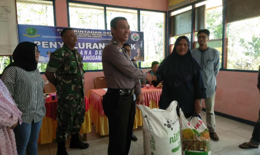 Bhabinkamtibmas Polsek Lebong Atas Hadiri Penyaluran Pupuk Tahap I di Desa Sujau Datang I