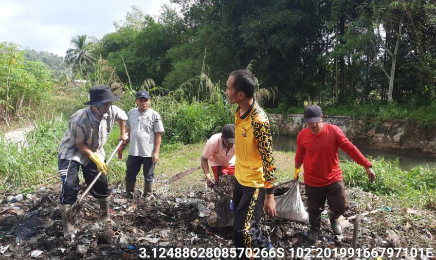 Bhabinkamtibmas Polsek Lebong Utara Bersama Warga Gotong Royong Bersihkan Sampah