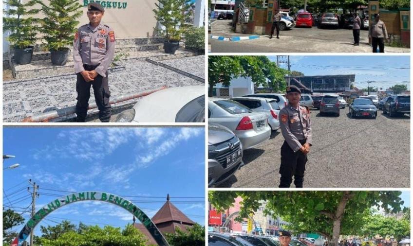 Personel Sat Samapta Polresta Bengkulu Lakukan Pengamanan Salat Jumat di Masjid Jamik