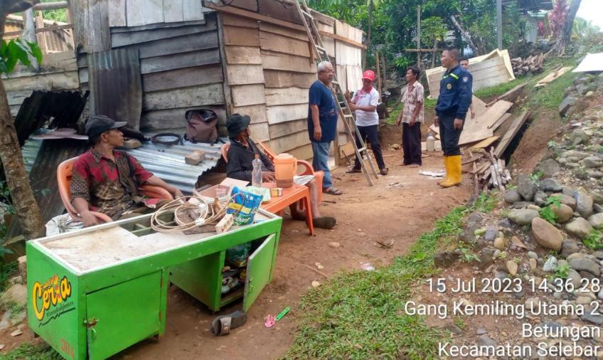 Bhabinkamtibmas Gotong Royong Membantu Pembongkaran Rumah Warga
