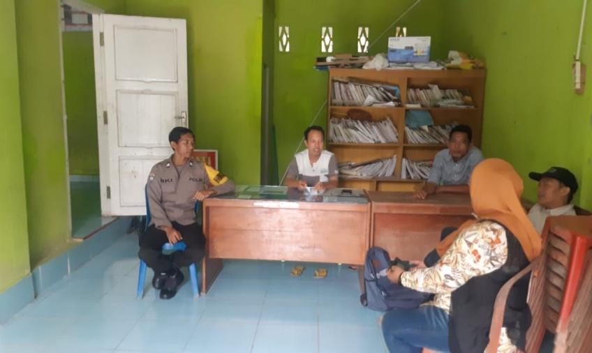 Jalin Sinergitas, Bhabinkamtibmas Sambangi Aparatur Desa Air Tenam 