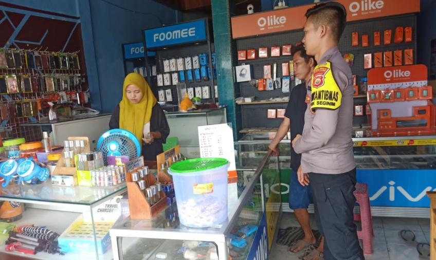 Bhabinkamtibmas Polsek Seginim Sambangi Counter Hp Berikan Imbauan Kamtibmas